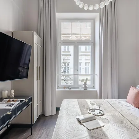 Reset In So Soho Collection Aparthotel 4*